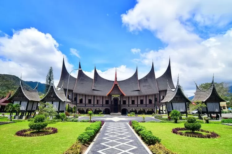 Intip Arsitektur Super Unik dan Ikonik Rumah Gadang Sumatera Barat dan Rumah Adat Nusantara Lainnya (kemenparekraf.go.id)