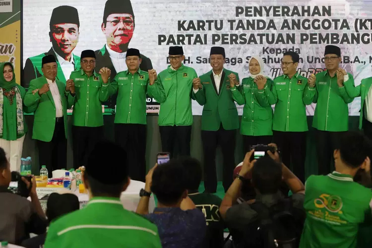 Sandiaga Salahuddin Uno Resmi Jadi Kader PPP (SUARAKARYA.ID: Plt Ketua Umum Partai Persatuan Pembangunan (PPP) Muhamad Mardiono (kiri) didampingi )