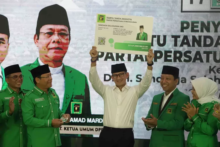 Sandiaga Salahuddin Uno Resmi Jadi Kader PPP ( SUARAKARYA.ID: Plt Ketua Umum Partai Persatuan Pembangunan (PPP) Muhamad Mardiono (kiri) didampingi)