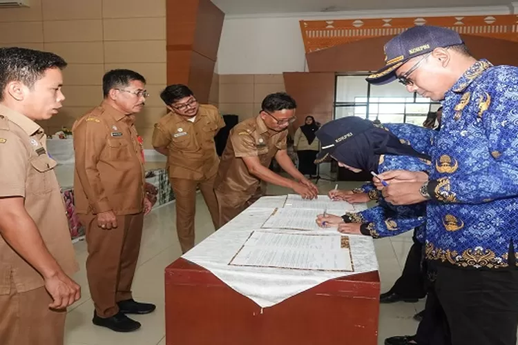 Perwakilan PNS yang diambil sumpah menandatangani berita acara pengambilan sumpah (Realitasonline.id/ASR)