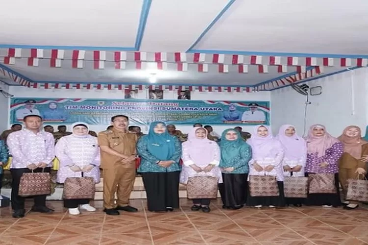 Bupati Labuhanbatu Selatan H. Edimin bersama tim monitoring TP-PKK Provinsi Sumatera Utara (Realitasonline.id/RS)