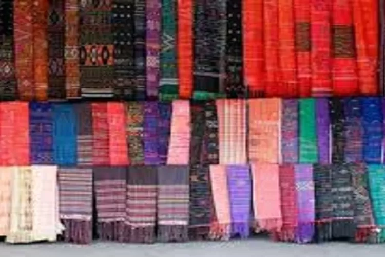 Kain Ulos yang banyak dipajang di Pasar Tarutung menjadi incaran pelaku pencuian dengan modus membeli (Realitasoline.id/MN)