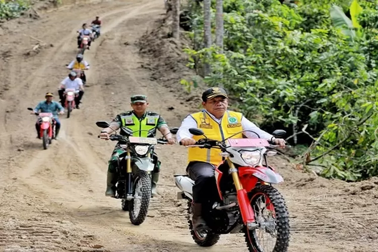 Bupati Simalungun bersama Dandim dan Timbul Jaya uji coba jalan  penghubung setelah dibuka TMMD menggunakan motor trail  ( Realitasonlinei.d/SS)