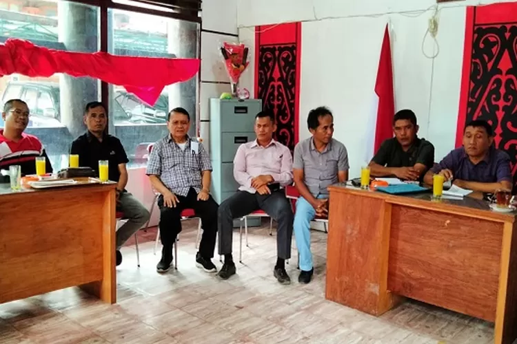 Pengurus dan anggota PWI Bonapasogit saat rapat persiapan Workshop Jurnalis Digital di sekretariat  (Realitasonline.id/Dok&nbsp;)
