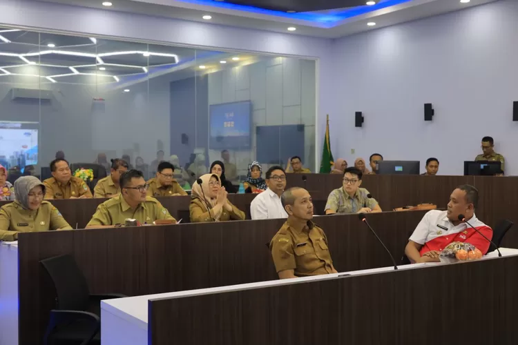 Tri Adhianto&nbsp;Paparkan Program Menuju Smart City 2023 Ke Kominfo Lewat Online. (Foto/Pemkot Bekasi.)