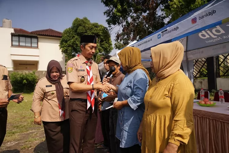 Wakil Walikota Bogor Dedie Rachim saat menyapa masyarakat penerima RTLH 2023 di Kelurahan Cibadak.