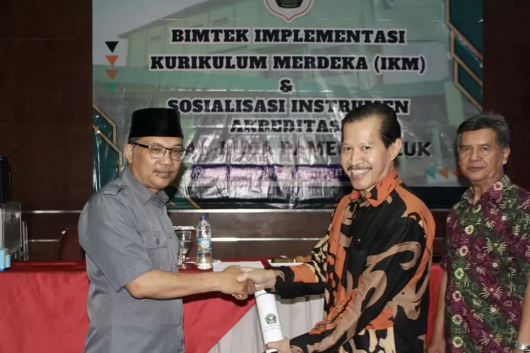 Kepala Madrasah Aliyah Al Huda Pamengpeuk Ustaz Deni Solehudin (berpeci) menerima penghargaan dari Pokjawas Kemenag Kabupaten Bandung  - Foto: Istimewa