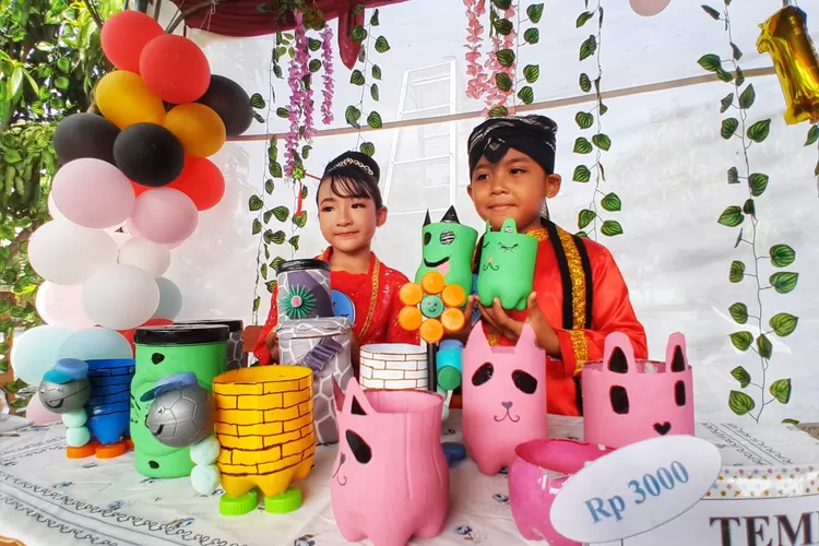 Siswa SDN 01 Kalipancur Semarang saat menampilkan karya bikinannya untuk dijual. Kegiatan ini merupakan penerapan kurikulum P5. (Ayosemarang.com/ Audrian Firhannusa)