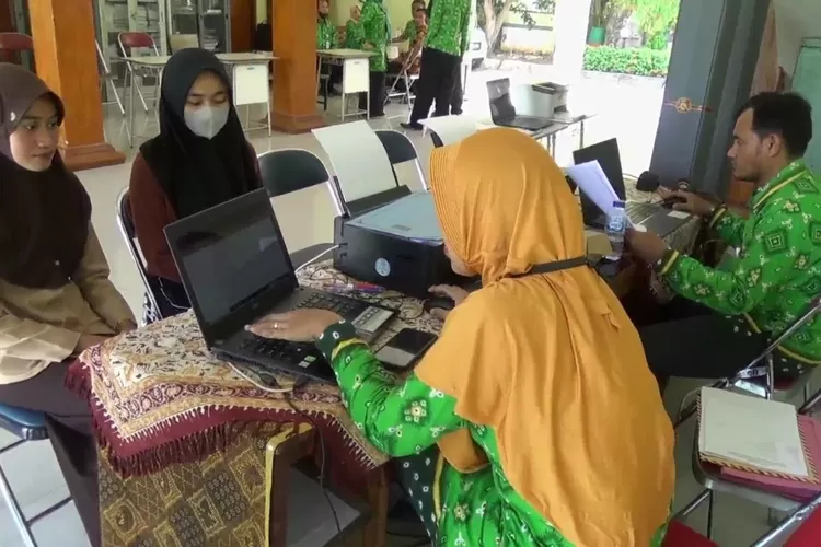 Pendaftaran peserta didik baru di sebuah SMP di Kendal.  (Edi Prayitno/kontributor Kendal)