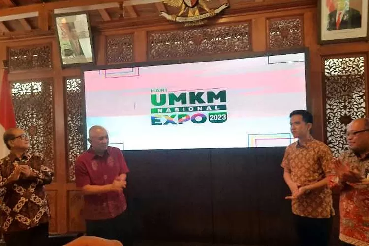 Menteri Koperasi dan UKM, Teten Masduki bersama Wali Kota Solo saat launching perayaan Hari UMKM di Solo (Endang Kusumastuti)