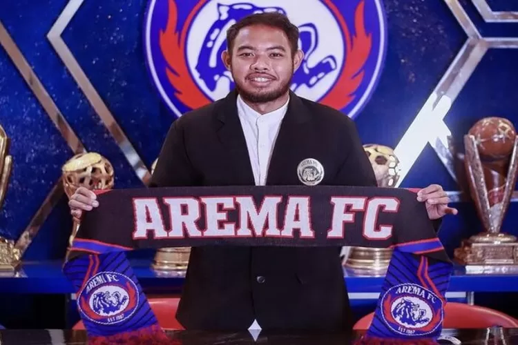 Adixi Lenzivio diresmikan menjadi pemain baru Arema FC.  (Tangkap layar Instagram/@aremafcofficial)