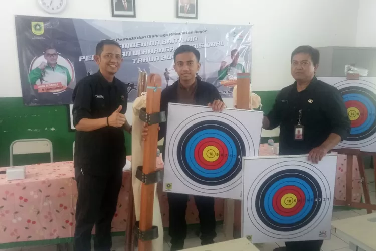 Dispora Kabupaten Bogor bagikan alat olahraga tradisional ke 40 SDN di Kabupaten Bogor (Dispora Kabupaten Bogor)