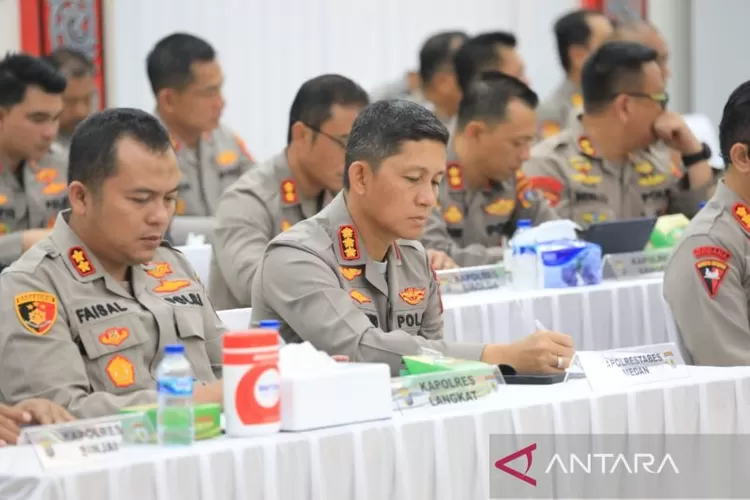 Kapolrestabes Medan Kombes Pol Valentino Alfa Tatareda (nomor 2 dari kiri).  (ANTARA/HO-Dokument)