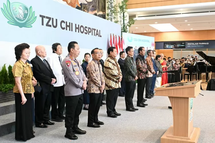 Menhan Prabowo Subianto mendampingi Presiden RI Joko Widodo meresmikan Rumah Sakit Tzu Chi Hospital  di Pantai Indah Kapuk, Jakarta Utara, Rabu (14/6/2023). Foto: Humas Kemhan