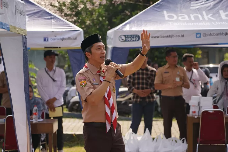 Wakil Wali Kota Bogor Dedie Rachim saat menyerahkan bansos RTLH di Kelurahan Cibadak, Tanahsareal. (Pemkot Bogor)