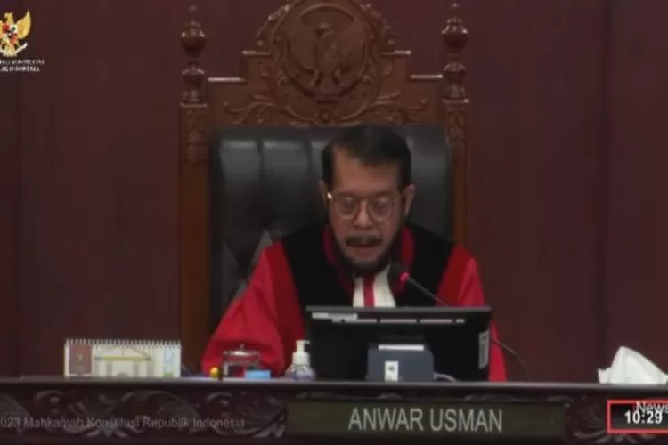 Ketua MK Anwar Usman saat membacakan Putusan Perkara Nomor 114/PUU-XX/2022 perihal Pengujian Marteriil Undang-Undang Pemilu di Ruang Sidang Pleno Lantai 2 Gedung MK, Jakarta, Kamis, 15 Juni 2023.  