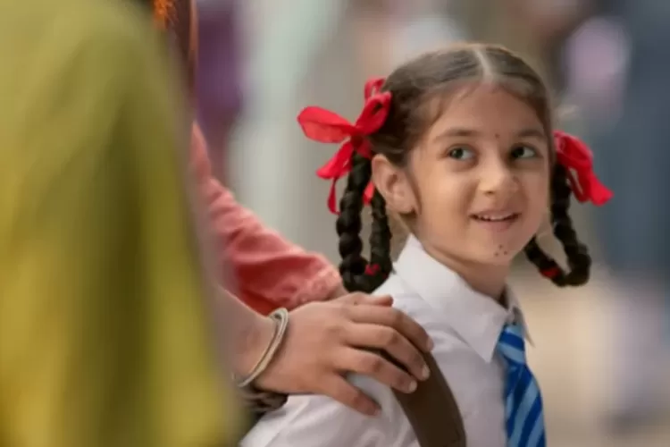 Sinopsis Imlie ANTV 15 Juni 2023: Aryan Buat Toko Bernama Chini Imlie Sampai Direndahkan Si Penjual Toko Itu (Gorajuara.con/dok : YouTube/StarPlus)