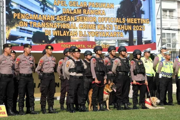 Kapolda DIY Irjen Suwondo Nainggolan pimpin apel pasukan jelang Asean Senior Official Meeting On Transnational Crime  (SOMTC) ke-23, yang akan  digelar  pada 19-23 Juni 2023. (Polda DIY )
