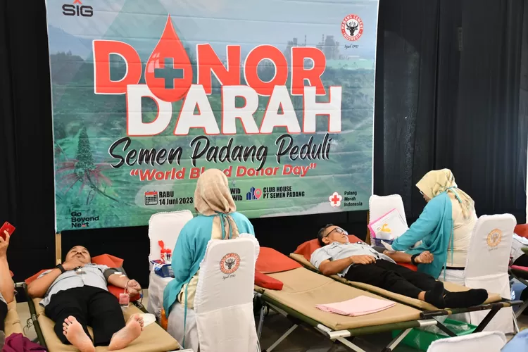 Gelar Donor Darah, PT Semen Padang Serahkan 284 Kantong Darah ke PMI Kota Padang (foto humas semen padang)