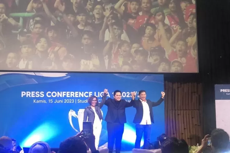 Direktur pemograman Harsiwi Achmad (kiri), Ketum PSSI Erick Thohir (tengah), dan Dirut PT LIB Ferry Paulus (kanan) berjabat tangan setelah selenggarakan konferensi pers Liga 1 2023/2024 di SCTV Tower, Jakarta, Kamis (15/6/2023).  (ANTARA/Zaro Ezza Syachniar)