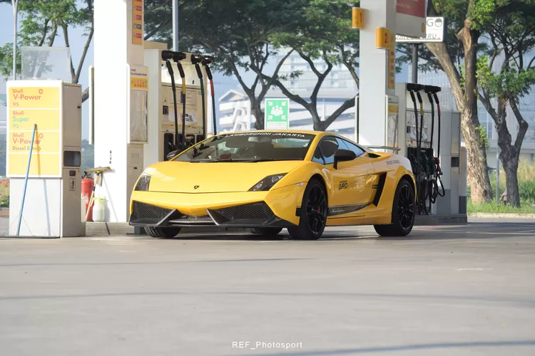 Lamborghini Gallardo, mobil Supercar yang catnya mengkilap karena dirawat dengan baik (Instagram @ref_photosport)