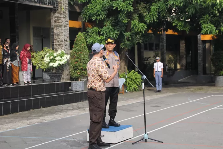 Kapolres Pekalongan Kota AKBP. A. Recky R menjadi pembina apel pagi di SMAN 1 Pekalongan. (Dok)