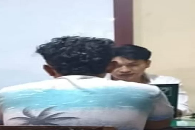 Tersangka Persetubuhan saat diperiksa di Polres Taput  (Realitasonline.id/Dok)