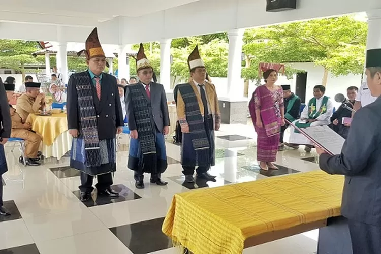 Sekda Esron Sinaga mewakili Bupati Radiapoh melantik Direksi dan Dewas PDAM Tirta Lihou  (Realitasonline.id/SS)