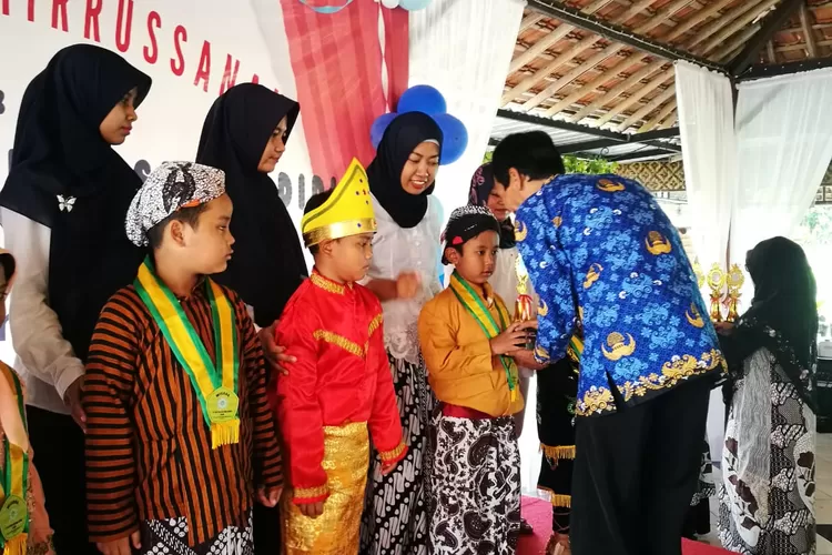 Penyerahan piala ketuntasan iqro' kepada peserta didik PAUD 'Aisyiyah ALBHA Wates. (Foto: PAUD 'Aisyiyah ALBHA Wates.)