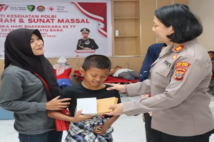 Seorang anak yang baru dikhitan kan menerima bingkisan dari Personil Polres Batubara (Realitasonline.id/H.Guntur Sinaga)