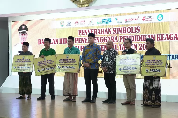 Bupati Kendal menyerahkan dana hibah secara simbolis di Pendopo Tumenggung Bahurekso Kamis 15 juni 2023. (Edi Prayitno)