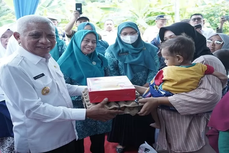 Bupati Asahan  memberikan makanan tambahan kepada anak stunting sebanyak 7 orang anak (Realitasonline.id/HS)