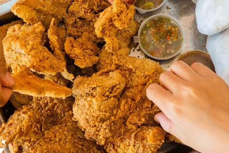 Baru Buka Di Malang Ayam Goreng Crispy Utuh Ekor Ini Rp Ribuan Aja Lengkap Dengan Es Teh