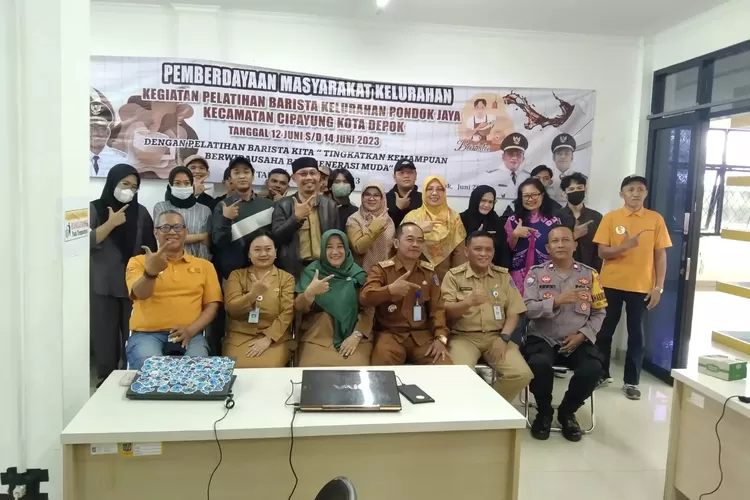 SUMRINGAH : Stakeholder Kelurahan Pondok Jaya, Kecamatan Cipayung foto bersama usai adakan pelatihan barista untuk para pemuda.