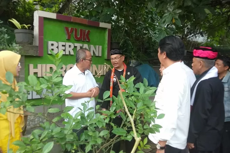 MELIHAT : Kunjungan kerja dari Sekretariat Wakil Presiden (Setwapres) ke Kelurahan Jatijajar Kecamatan Tapos.