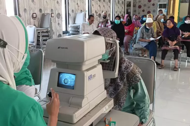 PERIKSA : Beberapa orang melakukan pemeriksaan kesehatan mata di Puskesmas Sukmajaya.