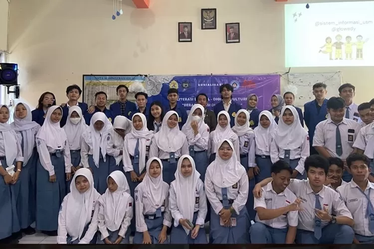 Pelajar SMAN 10 Semarang mengikuti kegiatan literasi digital yang digagas mahasiswa S1 Sistem Informasi USM.