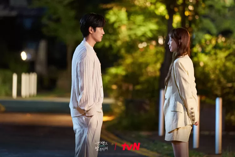 Shin Hye Sun dan Ahn Bo Hyun Tampilkan Chemistry Hebat Dalam Still Cut Drama 'See You In My 19th Life'