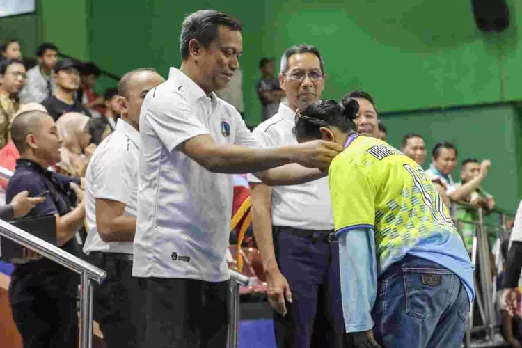Pj Gubernur DKI Heru Budi Hartono menyerahkan hadiah turnamen bola voli antar OPD di GOR Bulungan, Jaksel (15/6/2023)..