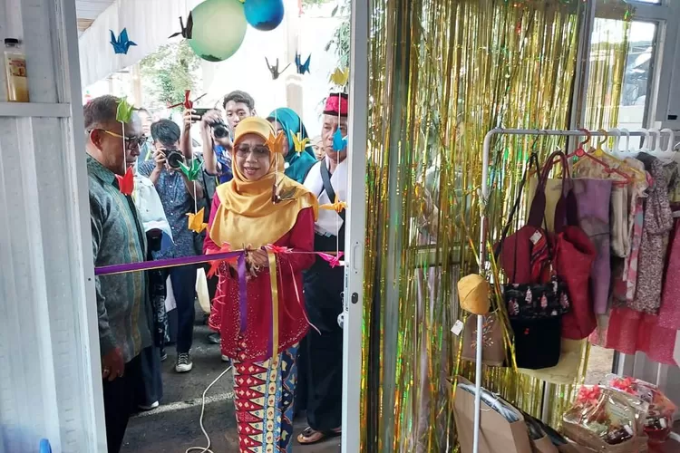 MERIAH : Ketua Dewan Kerajinan Nasional Daerah (Dekranasda) Kota Depok, Elly Farida meresmikan gerai UMKM di Kecamatan Tapos. (ANDIKA EKA/RADAR DEPOK)