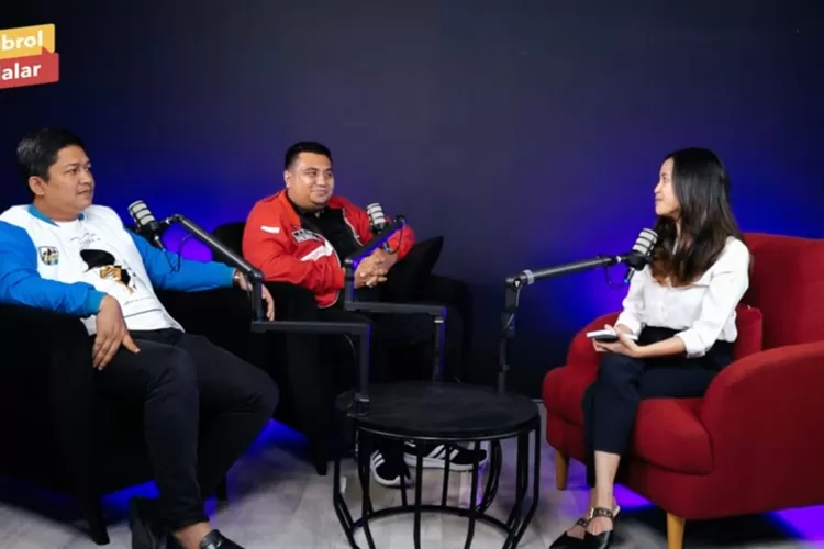 BERSAMA : Ketua KNPI Kota Depok, Army Mulyanto dan Wakil Ketua PSI Kota Depok, Icuk Permana dalam obrolan podcast di Youtube NALAR TV INDONESIA. DOK.TangkapanlayarNalarTVIndonesia
