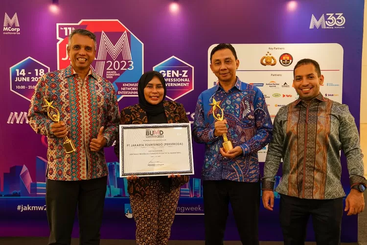 Direktur Utama JXB Novita Dewi meraih penghargaan  dari  Markplus di  Mall Kasablanka, Kamis  (15/6/2023).