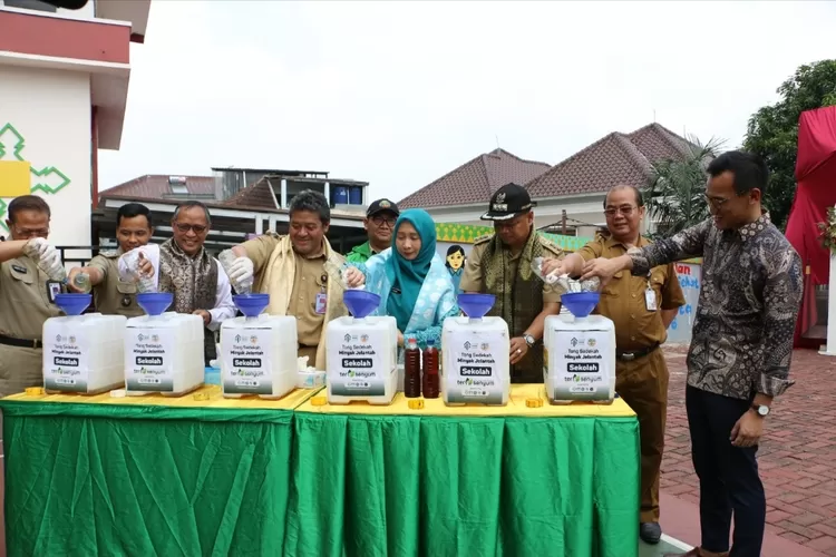 Rumah Sosial Kutub kembali menciptakan inovasi baru dengan meluncurkan Program Sekolah Tersenyum menggandeng Pemerintah Kota Administratif Jakarta Barat dan PT Arkad dengan menebar kepedulian sosial dan mencintai lingkungan bagi anak  (AG Sofyan )