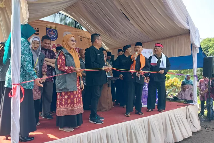 Sekretaris Daerah (Sekda) Kota Depok, Supian Suri meresmikan klinik bisnis di Halaman Kantor Kecamatan Tapos.