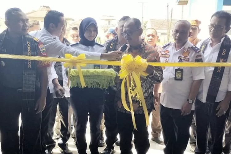 Wabup Simalungun H Zonny Waldi dan Ketua DPRD Simalungun Timbul Jaya Sibarani melakukan pengguntingan pita dalam acara launching Uji KIR di Jalan Asahan Realitasonline.id/SS ( Realitasonline.id/SS)