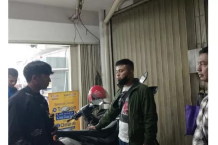 Modus Pencurian Tukar Helm di Minimarket Ciawi Bogor Terekam CCTV