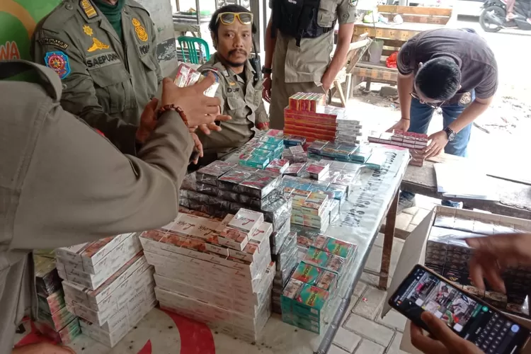 Satpol PP razia spanduk rokok ilegal di Ciseeng