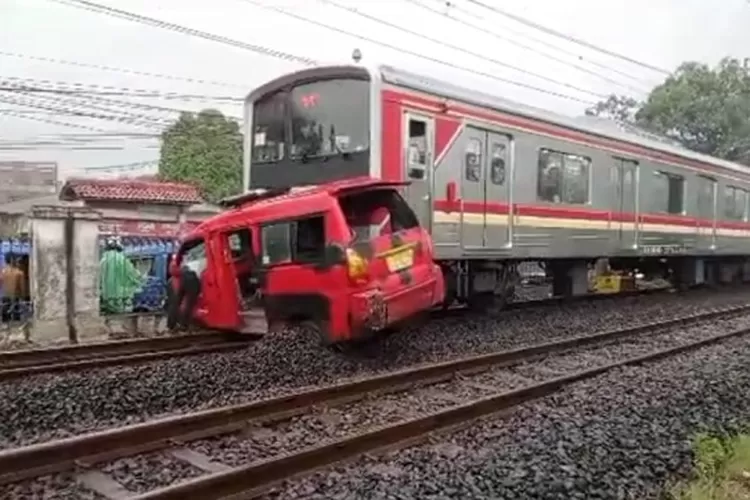 Penampakan angkot remuk dihantam KRL di Depok (Ist)