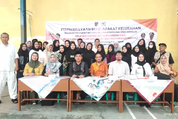 Warga Sukamaju sedang mengikuti sosialisasi tentang Kampung Caraka