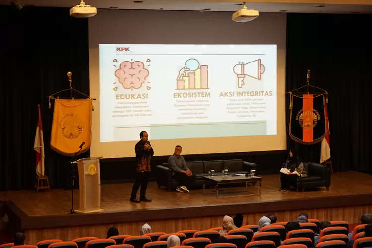 Seminar yang diselenggarakan pada Selasa (13/6) lalu itu, merupakan salah satu upaya membangun Zona Integritas (ZI) menuju Wilayah Bebas dari Korupsi (WBK) dan Wilayah Birokrasi Bersih Melayani (WBBM) di lingkungan kampus. (UI)
